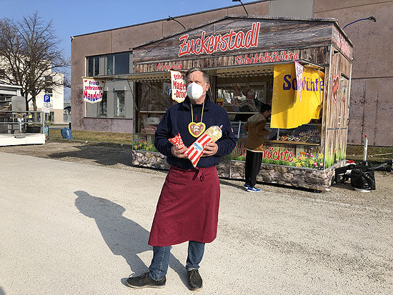 Norbert Lange sr. vor seinem Zuckerstadl neben dem Kulturzentrum Trudering (©Foto. Martin Schmitz)